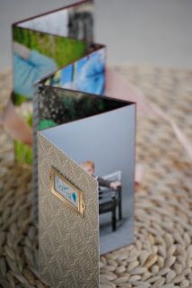 A VERY cute little 'Homemade Photo Album'.  What a perfect little gift!!  [This particular one went to GRANDMA]  #paper #DIY Material Ideas, Handmade Photo Albums, Air Clay, Bookbinding Tutorial, Diy Instagram, Accordion Book, Mini Photo Albums, Photo Album Design, Idea Photo