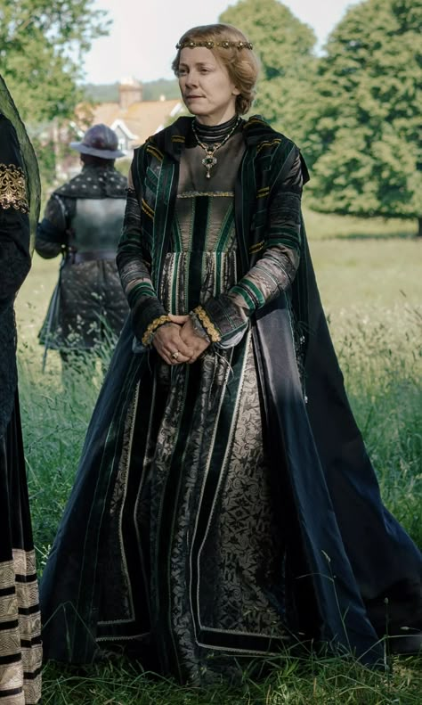 Scotland Clothing, The Tudors Costumes, Fantasy Swords, Female Costume, Elizabeth Of York, Spanish Princess, Tudor Costumes, Princess Elizabeth, Green Gown