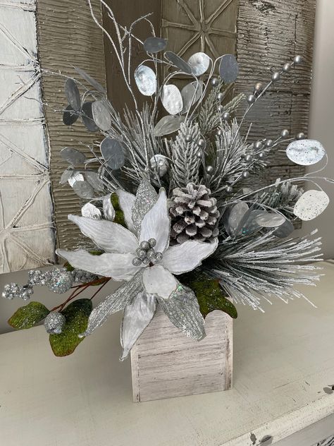 Artificial Christmas Floral Arrangements, Diy Christmas Flower Arrangements, Christmas Candle Centerpieces, Christmas Centrepiece Ideas, Centerpiece Christmas Decor, Christmas Crafts Sewing, Winter Centerpiece, Christmas Table Decorations Diy, Christmas Flower Decorations