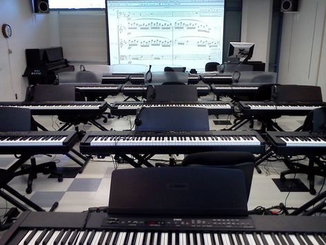 Music Classroom Design, Piano Studio Room, Piano Classroom, Music Room Organization, Academy Design, School Layout, Music Institute, Music Space, Jyp Nation