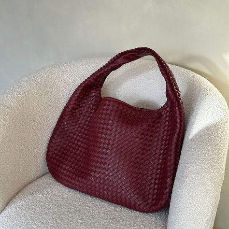 Yes it’s back in stock! - Order before it gets sold out again! Maroon Shoulder Bag, Maroon Coquette, Woven Bag Outfit, Bag For University, Maroon Bag, Uni Bag, Braided Bag, Chique Outfit, My Style Bags