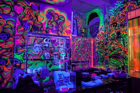 Nicola Formichetti's Pop Up Is the Most Neon Thing In Tribeca Vaporwave Bedroom, Trippy Bedroom, Nicola Formichetti, Black Light Room, Canvas Sorority, Dope Rooms, Hippy Bedroom, Hippie Bedroom Decor, Birthday Golf