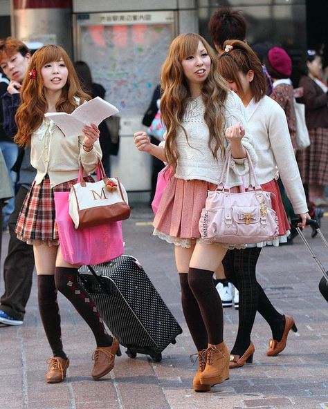 Love these Roma Gyaru coords! Romantic Gyaru, Himekaji Gyaru, What Makes Me Happy, Hime Gyaru, Identity Crisis, Clueless Outfits, Gyaru Fashion, Walk This Way, Cute Clothes