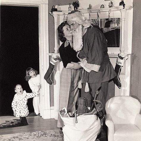 Mommy Kissing Santa Claus, Christmas Pictures Vintage, Vintage Christmas Photos, Meet Santa, Christmas Dance, Recipes Chocolate, Recipes Christmas, Vintage Christmas Images, Cute Christmas Tree