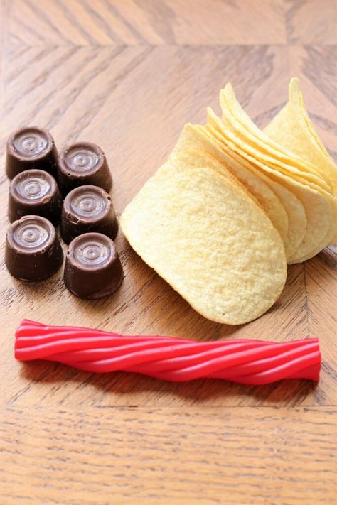 Cowboy Themed Food Ideas, Cowboy Hat Snacks, Cowboy Party Treats, Western Themed Jello Shots, Cowboy Themed Desserts, Western Party Snacks, Western Party Desserts, Chocolate Dip Pringle Cowboy Hat, Horse Birthday Party Food Ideas