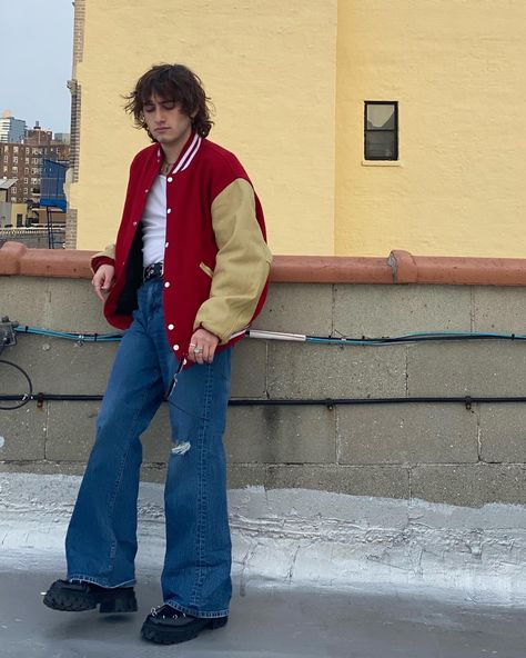 Mens Vintage Fashion, Tyler Fashion, Aries Outfits, Red Varsity Jacket, Varsity Jacket Outfit, High School Fashion, Style Inspiration Vintage, Masc Outfits, 70s Outfits