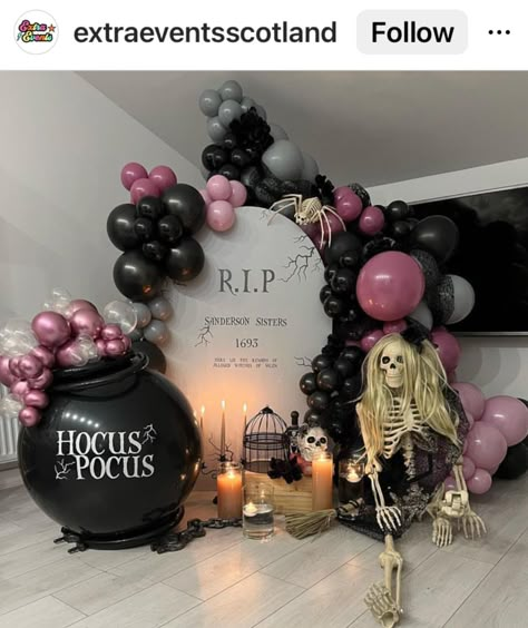 Halloween Chiara Backdrop, Halloween Photo Booth Ideas Backdrops, All Black Halloween Party, Hocus Pocus Balloons, Girly Gothic Halloween Party, Hocus Pocus Balloon Arch, Halloween Ballon Decor, Halloween Balloon Arch Ideas, Barbie Halloween Decorations