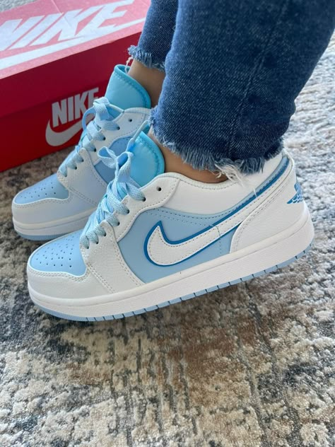 Blue Shoes Outfit Sneakers, Cute Sneakers Aesthetic, Nike Jordan Mujer, Tenis Nike Jordan, Jordans Dunks, Blue Nike Shoes, Nike Shoes Women Fashion, Pretty Sneakers, Nike Shoes Girls