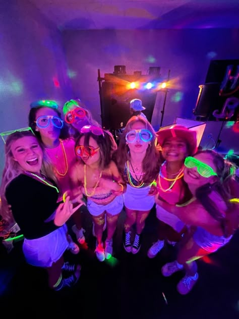 Neon Glow Party Activities, Neon Birthday Activities, Sleepover Essentials, 14th Birthday Party Ideas, 15th Birthday Party Ideas, Neon Birthday Party, Glow Birthday Party, Sweet Sixteen Birthday Party Ideas, Birthday Sleepover