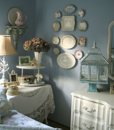 Plates On The Wall, Camera Shabby Chic, Country Bedroom Furniture, Shabby Chic Decorating, Styl Shabby Chic, Shabby Chic Wall Decor, French Country Bedrooms, Estilo Shabby Chic, Shabby Chic Living