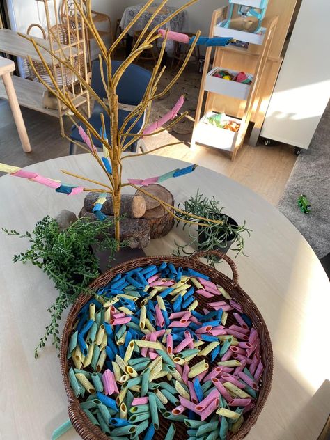 Regio Amelia Activities, Reggio Hanging Art, Reggio Table Top Activities, Emilia Reggio Activities, Reggio Emilia Classroom Preschool Activities, Reggio Emilia Projects, Nature Loose Parts Play, Reggio Emilia Literacy, Regio Emilia Classroom Preschool Ideas