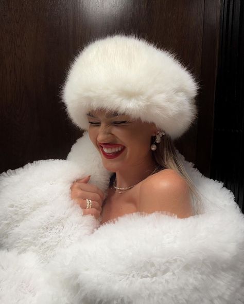 Faux Fur Accessories, Russian Hat, White Fur Coat, Hat Aesthetic, Clueless Outfits, Best Valentine's Day Gifts, Winter Fashion Outfits Casual, Winter Photo, Valentines Day Gifts For Her