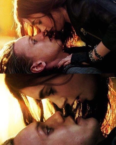 244 Likes, 8 Comments - jamiebower (@team.jamie.c.bower) on Instagram: “This Scene Clace !!! 😍😍😍😍😍😍😍😍❤️❤️❤️❤️❤️🇬🇧💕💘💋😱😘😘🔥💙💗💛☺️😭😍😍☺️😊😚😍😍❤️➰➰🔝 #jamiecampbellbower #jamiebower…” Jace Wayland And Clary Fray, Clary Und Jace, Clary Y Jace, Immortal Instruments, City Of Ashes, Clary And Jace, Cassie Clare, Cassandra Clare Books, Jace Wayland