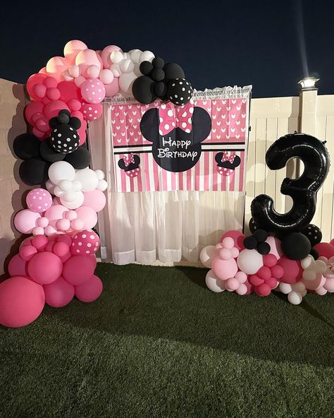 Minnie Mouse Decorations 1st Birthday, Minnie Mouse Birthday Balloon Arch, Minnie Balloon Garland, White And Black Balloons, Black Pink Balloon Decor, Minnie Mouse Balloon Garland, Minnie Mouse Balloon Ideas, Pink Minnie Mouse Balloon Garland, Hot Pink Black Balloon Garland