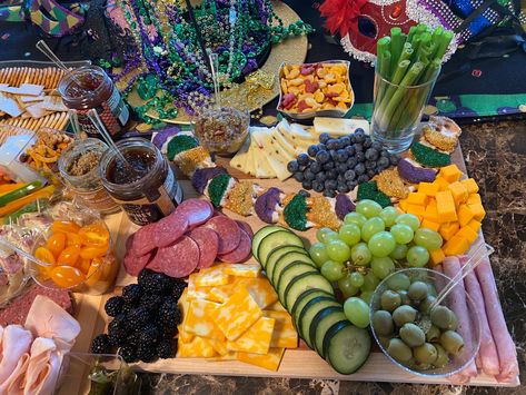 Mardi Gras Charcuterie Board Ideas, New Orleans Charcuterie Board, Mardi Gras Charcuterie Board, Mardi Gras Diy, Mardi Grad, Charcuterie Party, Mardi Gras Party Decorations, Charcuterie Ideas, Mardi Gras Food