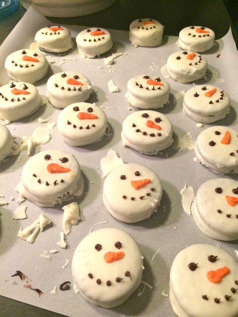 Oreo Mold Ideas, Christmas Oreos Dipped, Christmas Dipped Oreos, Dipped Oreos Christmas, Snowman Oreo Balls, Oreo Snowman, Grinch Treats, Oreo Molds, Snowmen Cookies