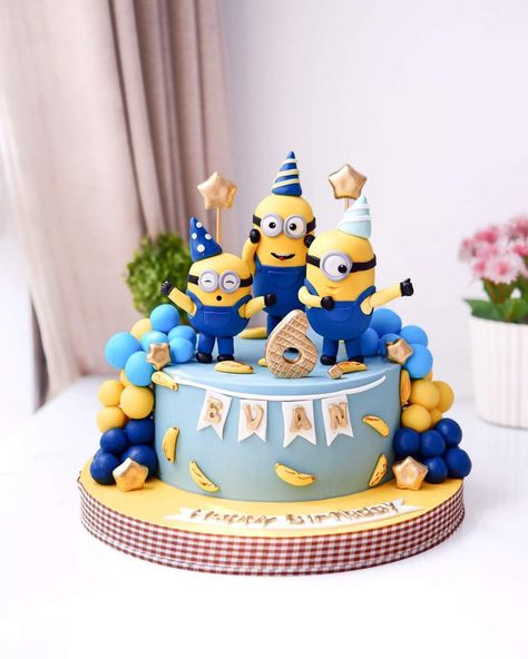 Minons Cake, Minions Cake, Minions Cake Ideas, Minion Cake Design, Fondant Minions, Boys Bday Cakes, Minion Birthday Cake, Minion Theme, Minion Birthday Party