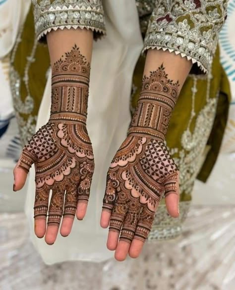 Semi Bridal Henna Designs, Modern Bridal Mehndi Designs, Mehandi Designs For Hands Front Side, Minimalist Mehandi Designs, Back Hand Mehndi Designs Simple Unique, Pretty Mehendi Designs, Ring Ceremony Mehndi Designs, Bridal Henna Designs Modern, Semi Bridal Mehendi Design