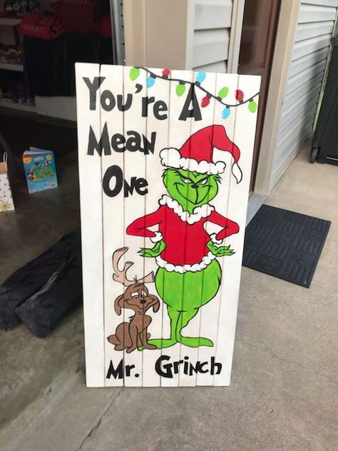 DIY Outdoor Christmas Decorations - Grinch Porch Sign - DIY Cuteness Grinch Painting On Wood, Diy Outdoor Grinch, Grinch Decorating Ideas Diy, Grinch Decorations Classroom, Grinch Wooden Signs, Grinch House Decoration, Diy Grinch Decor, Grinch Decorating Ideas, Christmas Grinch Decorations