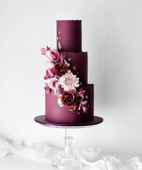 Cake With Burgundy Flowers, Wedding Cake Dark Red, Wedding Cake Burgundy Flowers, Wedding Cake Burgundy Gold, 2 Tier Wedding Cake Burgundy Flowers, Burgundy Cake, Fall Cake Ideas, Romantic Wedding Cakes, Fall Cake Recipes