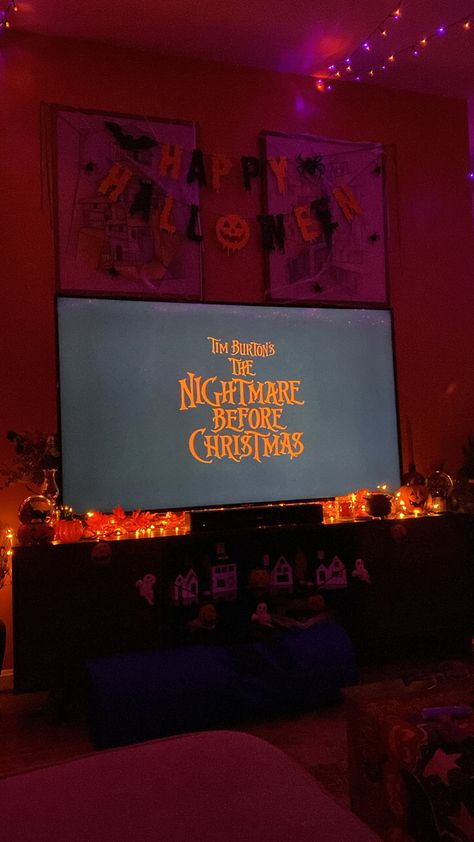 Halloween Movies Aesthetic, Halloween Horror Nights Aesthetic, Halloween Night Aesthetic, Cozy Horror, Halloween Sleepover, Cozy Halloween, Halloween Bedroom, Halloween Movie Night, Hallowen Ideas