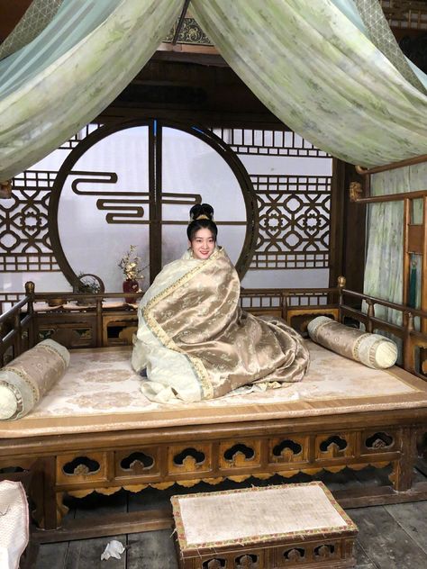 Chinese Bedroom Traditional, Ancient Chinese Room, Traditional Chinese Interior, Chinese Interior Design, Interior Concept Art, Chinese Room, Chateaux Interiors, Luxury Mansions Interior, Japanese Bedroom