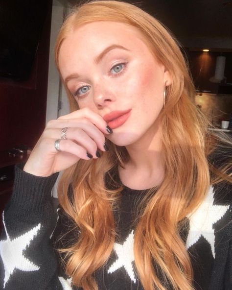 Long Blonde Curly Hair, Abigail Cowen, Strawberry Blonde Hair Color, Selfie Pose, Hair Color Crazy, Ginger Hair Color, Strawberry Blonde Hair, Curly Hair Wig, Honey Hair