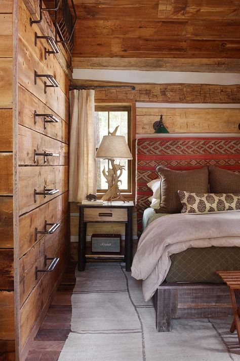 Taylor River Lodge, Colorado - Hotel Review | House & Garden Vrbo Decorating Ideas Cabin, Morroco House, Mountain Bedrooms, Abandoned Resort, Four Bunk Beds, Lodge Style Decorating, Minimalist Cabin, Village Center, Cabin Vibes