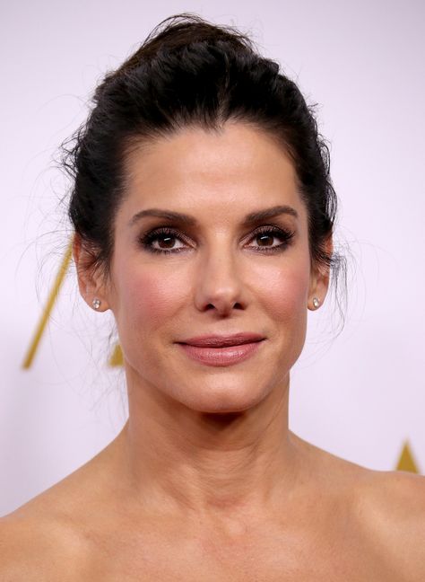 Sandra Bullock Sandra Bullock Makeup, Weird Beauty, Italian Beauty Secrets, French Beauty Secrets, Celebrity Beauty Secrets, Korean Beauty Secrets, Natural Beauty Remedies, Beauty Hacks Skincare, Beauty Tips For Hair