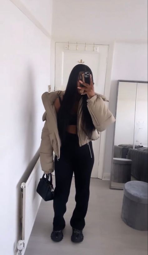 All Black Chill Outfit, Black Yeezy Outfit Women, Baddie Winter Fits Cold, Cold Winter Outfits Baddie, Winter Black Girls Outfit Ideas, Baddie Outfits Winter Cold, Chill Outfits Winter, Winter Baddie Outfits Casual, Winter Drip Outfits