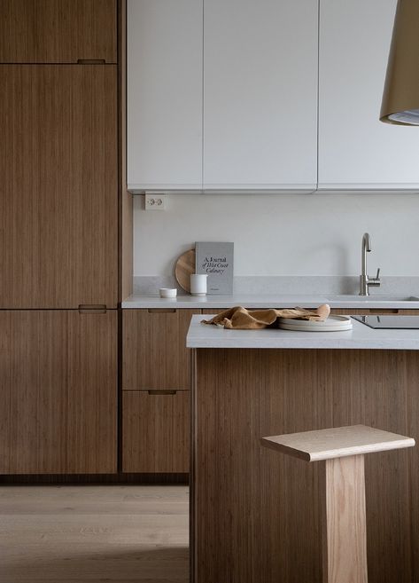 No Hardware Kitchen Cabinets, Modern Walnut Kitchen, Modern Wooden Kitchen, Japandi Kitchen, Ikea Kitchen Cabinets, Walnut Kitchen, Nordic Kitchen, 아파트 인테리어, Kitchen Room Design