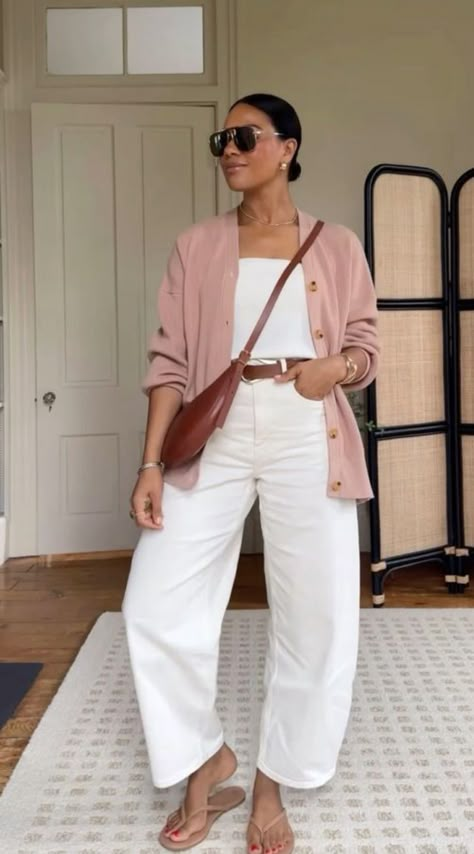 Outfit Minimalista, Wide Leg Jeans Outfit, Elegante Casual, Pink Cardigan, Casual Chic Outfit, Mode Inspo, Casual Work Outfits, Mom Outfits, Business Casual Outfits