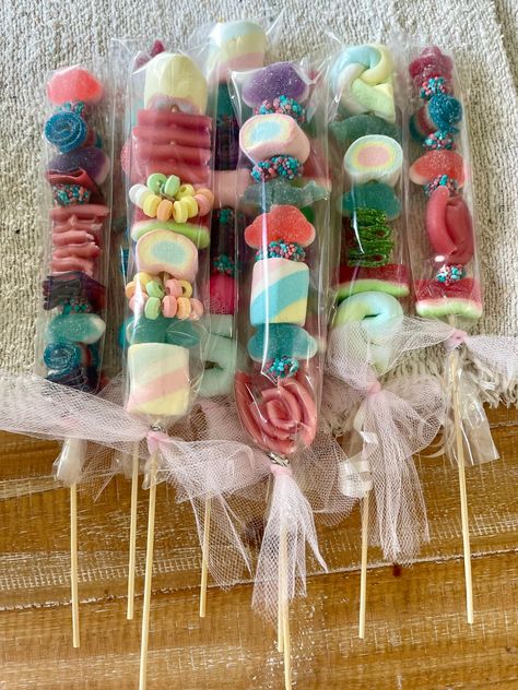 Perfect for any occasion--birthday parties, game days, back to school, teacher gifts, and more!   Handcrafted with love and packed with a variety of delicious candies, these kabobs are sure to bring smiles and joy. 😄💕 These can be customized and made to order. Specific orders need to be placed at least 2 weeks in advance. Message me with any questions or ideas you may have. Birthday Sweets For School, Birthday At School Treats, School Birthday Treat Ideas, Snack Packs For Kids, Candy Kabobs Diy Ideas, Birthday Treats To Take To School, Birthday Treats For School, Packing Candy, School Birthday Treats