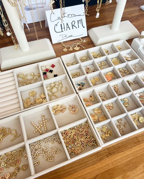 Charm Bar Pop Up, Permanent Jewelry Booth Set Up, Cute Vendor Booth Ideas, Jewelry Vendor Booth, Market Setup, Jewelry Booth, Charm Bar, Craft Booth Display, Necklace Displays