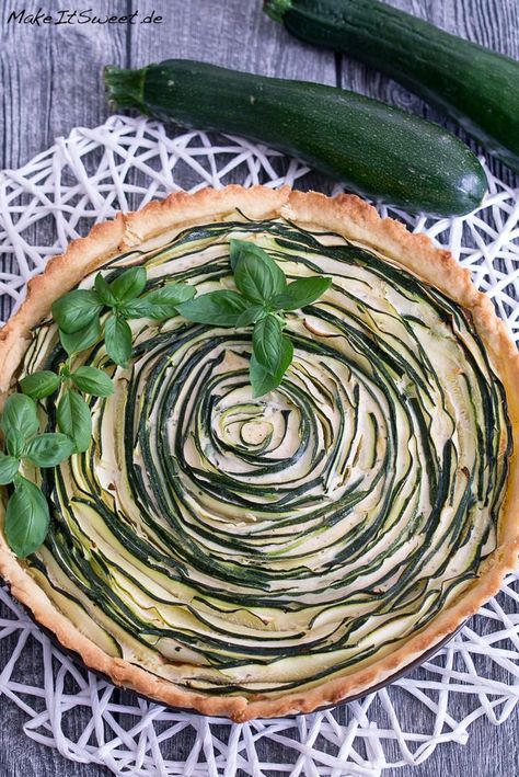 Ein Rezept für eine herzhafte Zucchini Tarte mit Basilikum. Ideal als Hauptspeise zum Mittagessen oder Abendessen. Der Teig ist ein einfacher Mürbeteig. Zucchini Tarte, Zucchini Tart, Veal Stew, Meat Pie Recipe, Savory Pies Recipes, Basil Recipes, Grape Salad, Food Drink Photography, Meat Pie