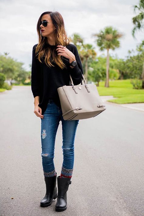 Rain boots are practical and stylish and can really dress up any fall or winter outfit. Check out these 15 trendy ideas for outfits with cute boots. Rain Boots Outfit Spring, Short Boots Outfit, Rain Boots Outfit, Rainboots Outfit, Hunter Boots Short, Fuzzy Sweater Outfit, Rain Boot Outfit, Hunter Boots Outfit, Cute Outfits With Shorts