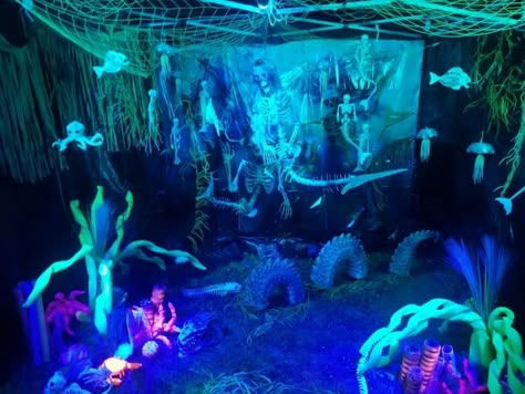 Deep Sea Trunk Or Treat, Haunted Mermaid Decor, Under The Sea Haunted House, Ocean Themed Halloween Decorations, Sea Witch Halloween Decor, Scary Underwater Decorations, Shipwreck Haunted House, Haunted Under The Sea, Underwater Haunted House