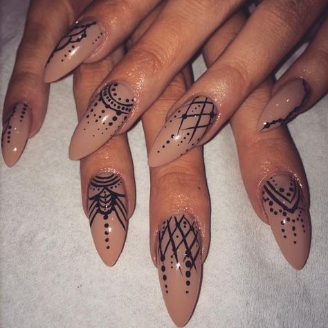 Henna Style Nails, Mandala Nail Designs, Henna Design Nails, Moroccan Nails Design, Mandala Nails Boho, Moroccan Nails, Henna Nail Design, Mandala Nail Art, Goth Spring Nails