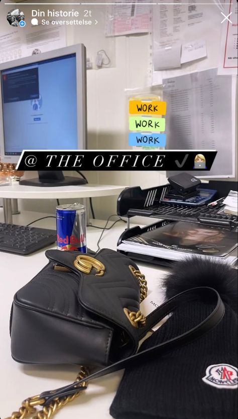 Instagram story at work office Work Snapstory, Office Time Instagram Story, Office Stories Instagram, Office Instagram Story Ideas, Office Work Story Instagram, Laptop Work Snapchat Story, Work Snapchat Story, Office Work Snapchat Story, Office Snapchat Story