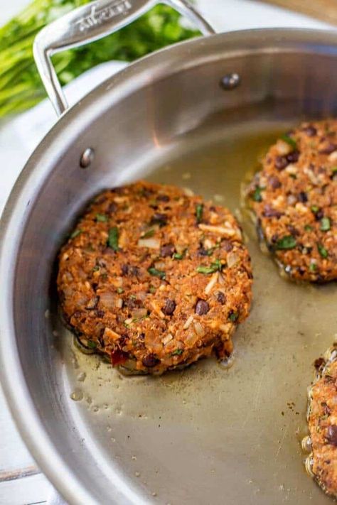 Quinoa Burger Recipe, Black Bean Quinoa Burger, Black Bean Patties, Quinoa Burger, Bean Quinoa, Vegan Quinoa Salad, Cook Quinoa, Quinoa Burgers, Veggie Burgers Recipe