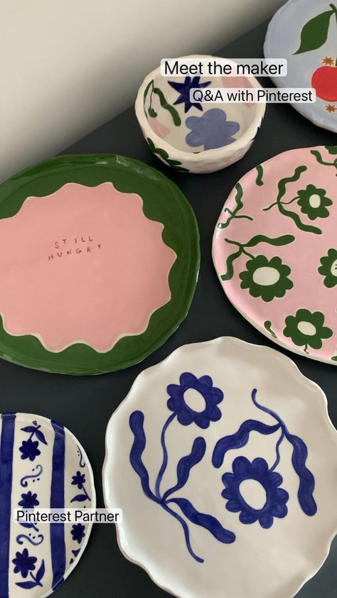 Funky Plate Designs, Cute Painted Plate Ideas, Plate Painting Aesthetic, Funky Dishware, Ceramic Art Ideas Creative Easy, Pottery Painting Ideas Easy Ceramic Plates, Easy Ceramic Painting, Clay Plates Design, Ceramic Art Painting Ideas