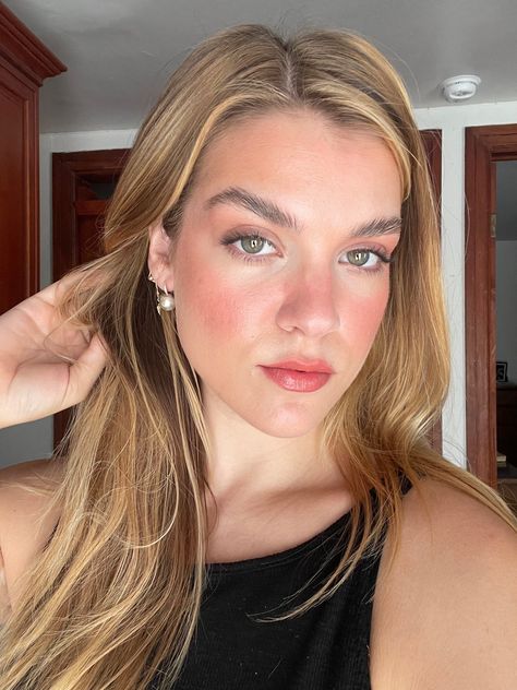 #makeuptutorial #makeup #wblush #blush #summer #summermakeuplooks #summerstyle #sunburn #makeupoftheday #makeupartist #makeuphacks #naturalmakeup #tan #sunsetskin Sunburned Makeup Look, Sunburn Makeup Look, Sunburnt Makeup Look, Sunburn Blush, Sunburn Makeup, Sunkissed Blush, Sunburned Lips, Beachy Makeup, W Blush