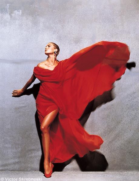 Givenchy Haute Couture - red dress - Photo by Victor Skrebneski - 1991 Town And Country Magazine, Vintage Givenchy, Haute Couture Dresses, Great Photographers, Shades Of Red, Giorgio Armani, Fashion Photo, Lady In Red, Editorial Fashion