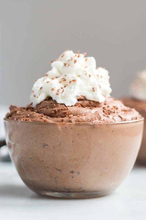 Simple Chocolate Mousse Recipe, Homemade Chocolate Mousse, Classic French Desserts, Easy Chocolate Mousse, Easy Chocolate Desserts, Chocolate Mousse Recipe, Blueberry Cream Cheese, Easy No Bake Desserts, Mousse Recipes