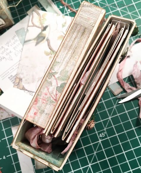 Collections Folio for Eileen Hull Designs (Tutorial) Eileen Hull Journals, Folio Design Ideas, Folio Tutorials, Folio Ideas, Junque Journal, Mini Journals, Folio Books, Mini Scrapbooks, Diy Mini Album