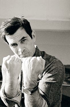 Try Burell Ty Burrell Modern Family, Ty Burrell 90s, Ty Burrell, Chiseled Jawline, Phil Dunphy, Fav Celebrities, Dream Man, Teen Actresses, Girl Dinner