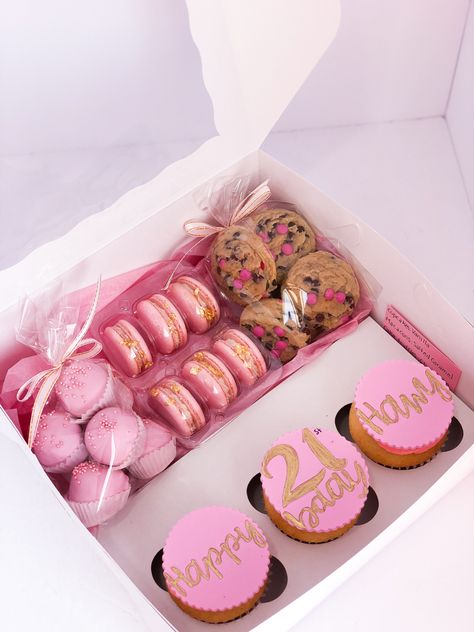 Cupcake Treat Boxes, Dessert Sampler Box Ideas, Birthday Treat Boxes Ideas Sweets, Dessert Treat Boxes, Treat Boxes Ideas Packaging, Valentines Treat Boxes Sweets, Cupcakes Bonitos, Bakery Pastries, Dessert Business