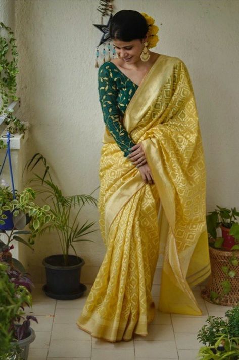 Yellow Saree And Green Blouse, Yellow Saree With Green Blouse, Yellow Saree Blouse Combination, Lengha White, Pink Indian Wedding, Chakori Ethnic, Red Indian Wedding, Wedding Dress Pakistani, Saree Blouse Ideas