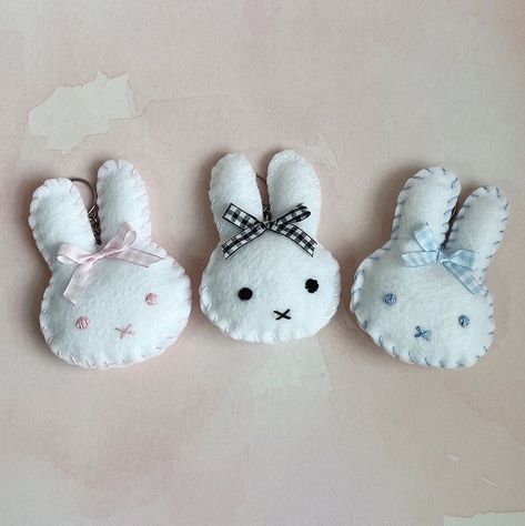 Miffy Plush Keychain, Stuff Animal Patterns Sewing, Cute Sewing Projects Stuffed Animals, Handmade Toys Diy, Handsewn Projects, Textile Keychain, Cute Craft Gifts, Felt Plushies Pattern, Cute Felt Crafts