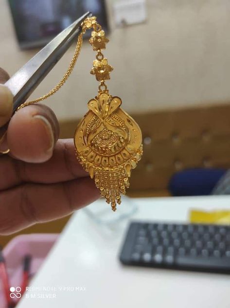 All types jewellery design see my side Bendi Design Gold, Mangtika Jewellery Gold Design, Mangtika Gold Design, Gold Mangtika Designs For Bride, Gold Jhala Earrings Designs, Gold Bindiya Designs, Gold Mangtika Indian Jewelry, Gold Tika Design, Gold Nathiya Design